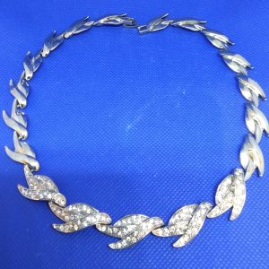 Halsband halvstelt